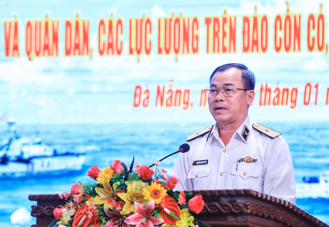 Chuẩn Đô đốc Nguyễn Đăng Tiến - Bí thư Đảng ủy, Chính ủy Vùng 3 Hải quân, Trưởng đoàn công tác, phát biểu tại buổi gặp mặt.