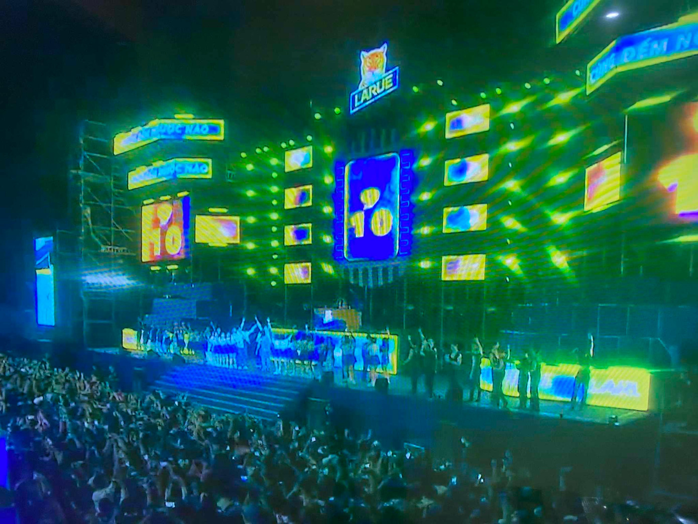 Khoảnh khắc đếm ngược chào năm mới 2024 tại sân khấu Countdown ở công viên biển Đông, Đà Nẵng. (Ảnh: Hiền Tròn) Khoảnh khắc đếm ngược chào năm mới 2024 tại sân khấu Countdown ở công viên biển Đông, Đà Nẵng. (Ảnh: Hiền Tròn)