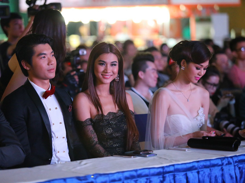 Hai người mẫu Thanh Thứ và Kim Dung trên ghế giám khảo