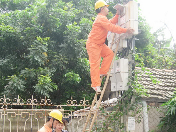 Tăng giá điện khiến người dân, doanh nghiệp lo lắng (trong ảnh: nhân viên ngành điện chốt chỉ số công tơ từ 1-7) Ảnh: Trung Dũng