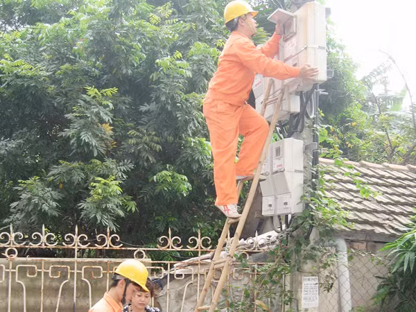 Tăng giá điện khiến người dân, doanh nghiệp lo lắng (trong ảnh: nhân viên ngành điện chốt chỉ số công tơ từ 1-7) Ảnh: Trung Dũng