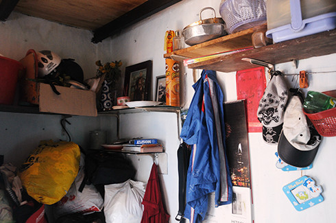 Góc nhỏ căn nhà là nơi thờ cúng ông bà, xung quanh đều tận dụng kê giá đỡ để treo đồ. Chị Dung bảo thường chỉ sắm thứ gì mỏng nhẹ treo được, còn mùng mền và nhiều đồ đạc khác thì tiện đâu để đó