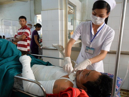 Do bị bỏng nặng, bệnh nhân Chúc được các y tá, bác sỹ theo dõi liên tục