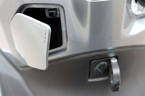 Một ngăn để đồ nho nhỏ và một móc treo đồ phía trước xe. Một ngăn để đồ nho nhỏ và một móc treo đồ phía trước xe