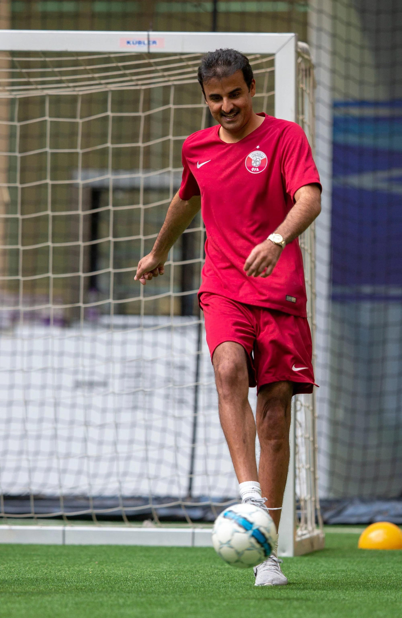 Tiểu vương Sheikh Tamim bin Hamad al Thani chơi bóng đá trong lễ kỷ niệm Ngày Thể thao Quốc gia ở Qatar vào tháng 2. Ảnh: Twitter.