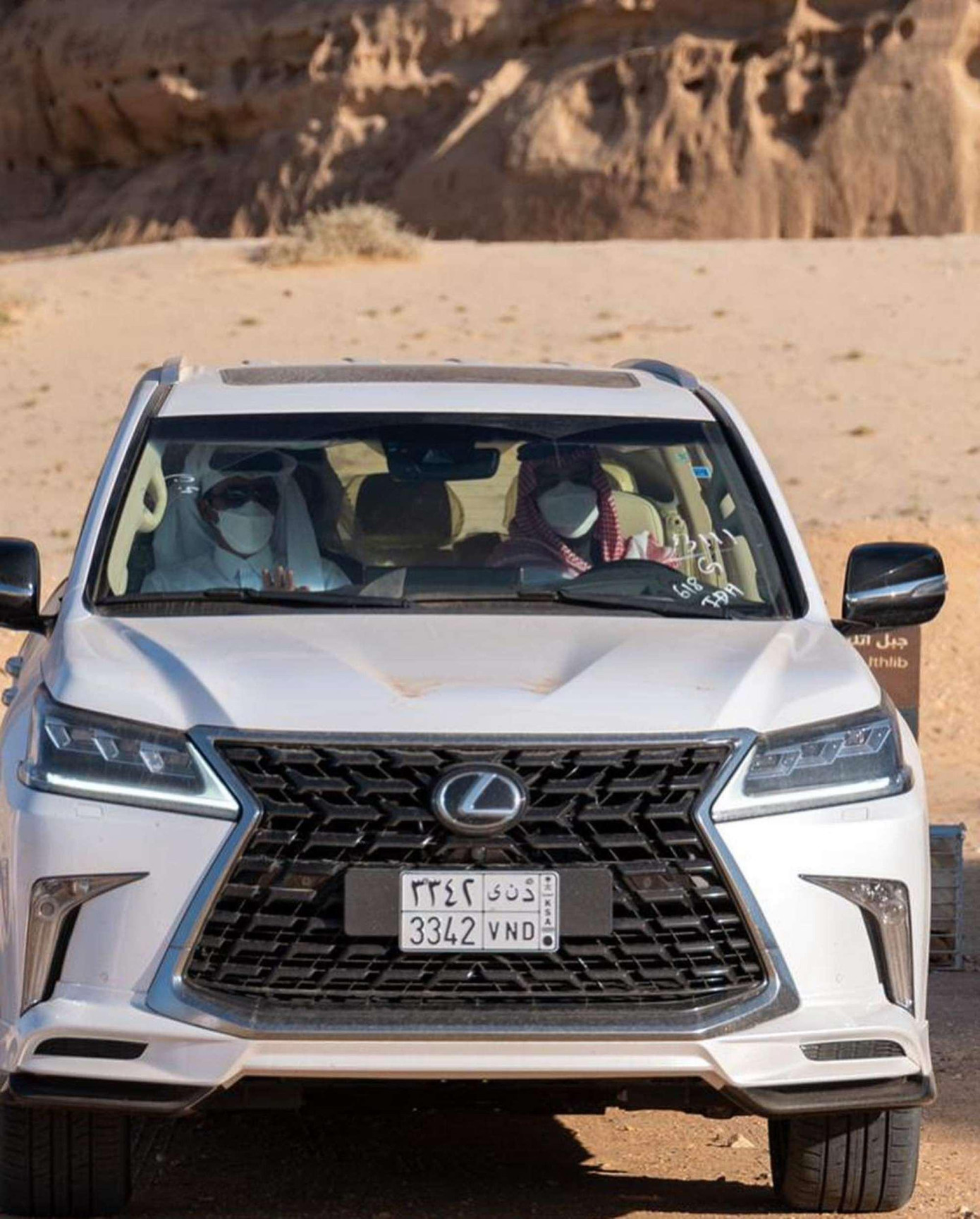 Tiểu vương Qatar Sheikh Tamim bin Hamad al-Thani trong chiếc Toyota Land Cruiser. Ảnh: Facebook.