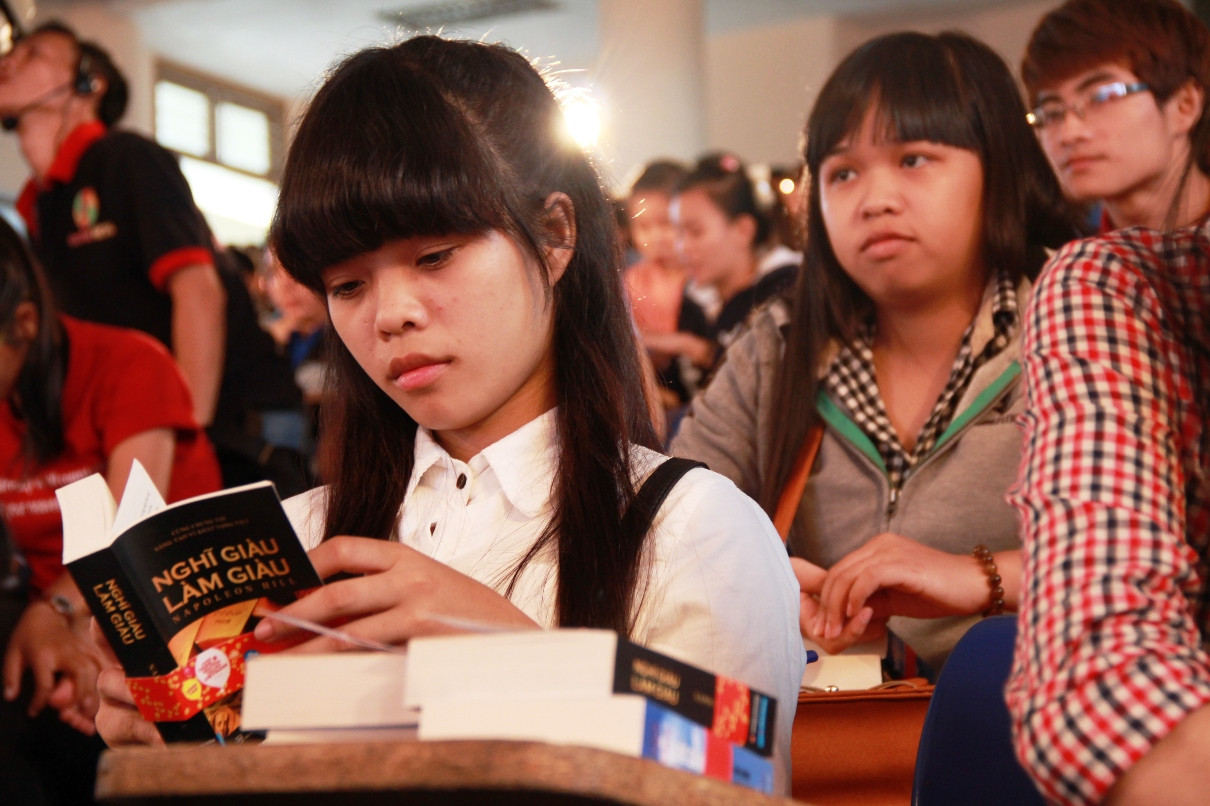 Sinh viên thích thú với sách khởi nghiệp và làm 