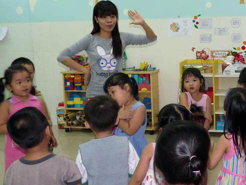 Một tiết dạy của giáo viên lớp chồi 2 Trường mầm non Sơn Ca 11, Q.Phú Nhuận, TP.HCM 