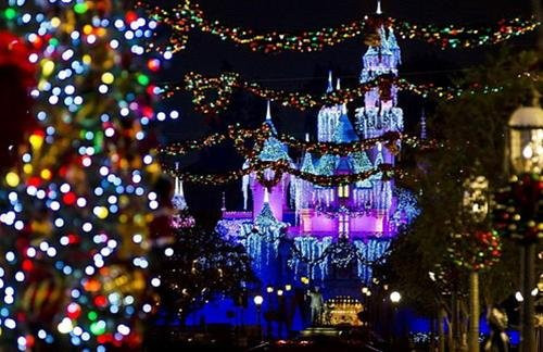 Thế giới màu sắc tuyệt đẹp ở đài phun nước Lâu đài lung linh sắc màu của Công chúa ngủ trong rừng Mặt ngoài của Thế giới thu nhỏ được lắp đặt hàng ngàn bóng đèn đủ màu sắc để thắp sáng trong suốt lễ Giáng sinh Góc nhìn qua cây thông Noel cao 18,2m đến Cây thông cao 18,2m cùng những hộp quà xinh xắn đầy sắc màu tạo nên một không khí đặc biệt của Giáng sinh Lâu đài công chúa ngủ trong rừng được trang hoàng với hàng ngàn bóng đèn băng tuyết cho mùa Giáng sinh Khung cảnh phim Lâu đài ma ám của đạo diễn Tim Burton kết hợp cùng Halloween làm tăng thêm sự thú vị và rùng rợn cho mùa Giáng sinh.