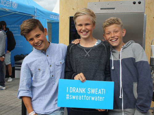 Biểu ngữ "Tôi uống mồ hôi - Ảnh MNT. Biểu ngữ