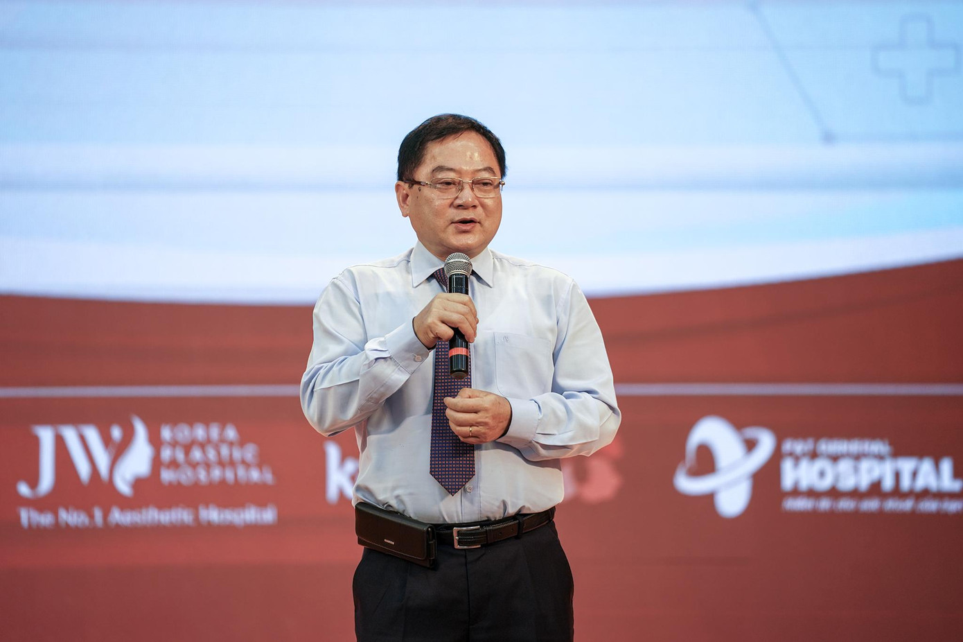 Nhà báo Lê Xuân Sơn - Tổng biên tập báo Tiền Phong phát biểu khai mạc Hội thảo "Ứng xử ra sao với sự cố y khoa?" Nhà báo Lê Xuân Sơn - Tổng biên tập báo Tiền Phong phát biểu khai mạc Hội thảo "Ứng xử ra sao với sự cố y khoa?"