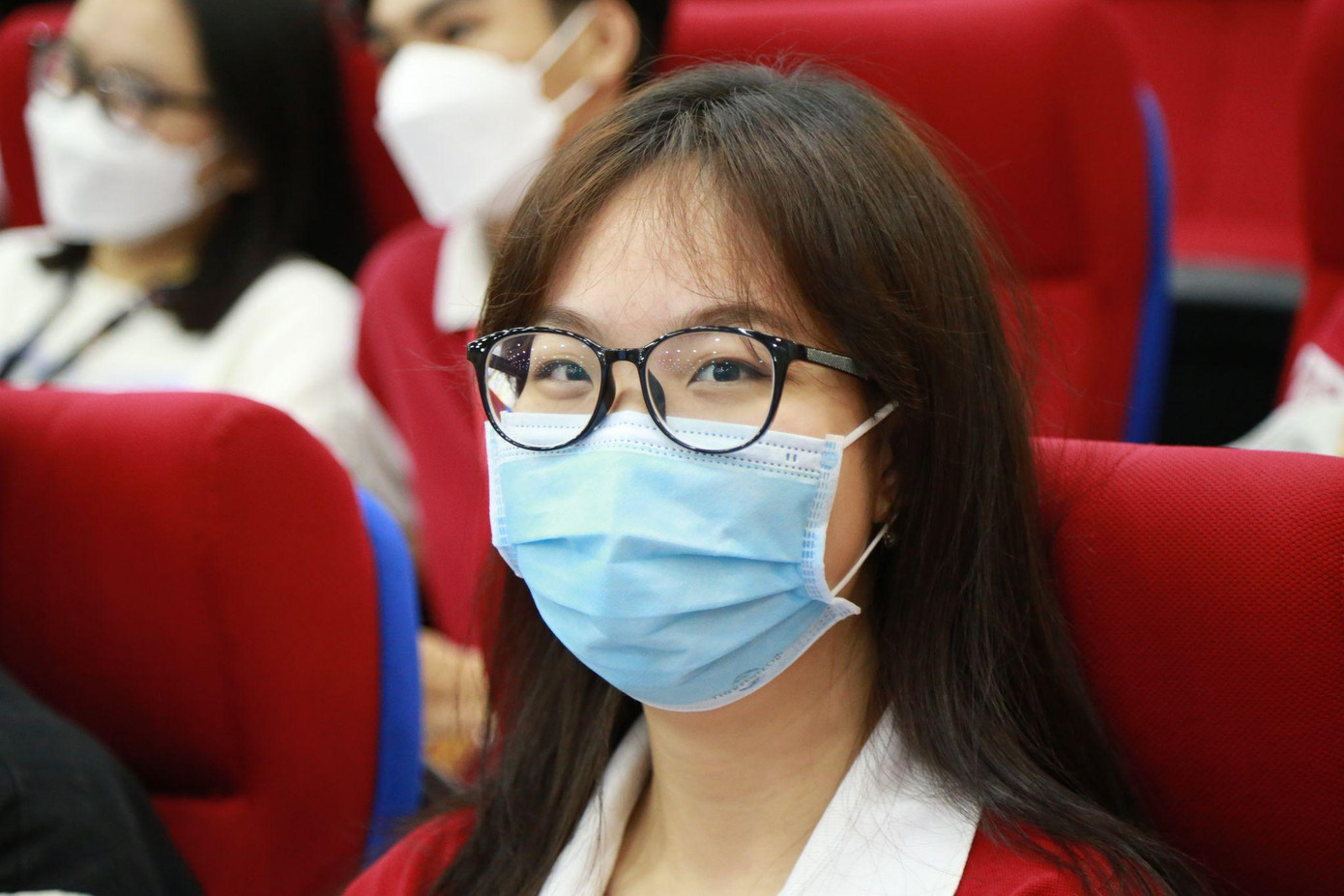 Bạn Võ Vương Bảo Ngọc, sinh viên Khoa Y, Trường Đại học Quốc tế Hồng Bàng, chia sẻ: “Buổi hội thảo này đã giúp em có thêm nhiều kiến thức bổ ích từ những chuyên gia trong lĩnh vực y tế, em xem đây là cơ hội quý báu giúp em có thêm những kinh nghiệm và hành trang vững vàng trên con đường sự nghiệp phía trước”. Bạn Võ Vương Bảo Ngọc, sinh viên Khoa Y, Trường Đại học Quốc tế Hồng Bàng, chia sẻ: “Buổi hội thảo này đã giúp em có thêm nhiều kiến thức bổ ích từ những chuyên gia trong lĩnh vực y tế, em xem đây là cơ hội quý báu giúp em có thêm những kinh nghiệm và hành trang vững vàng trên con đường sự nghiệp phía trước”.