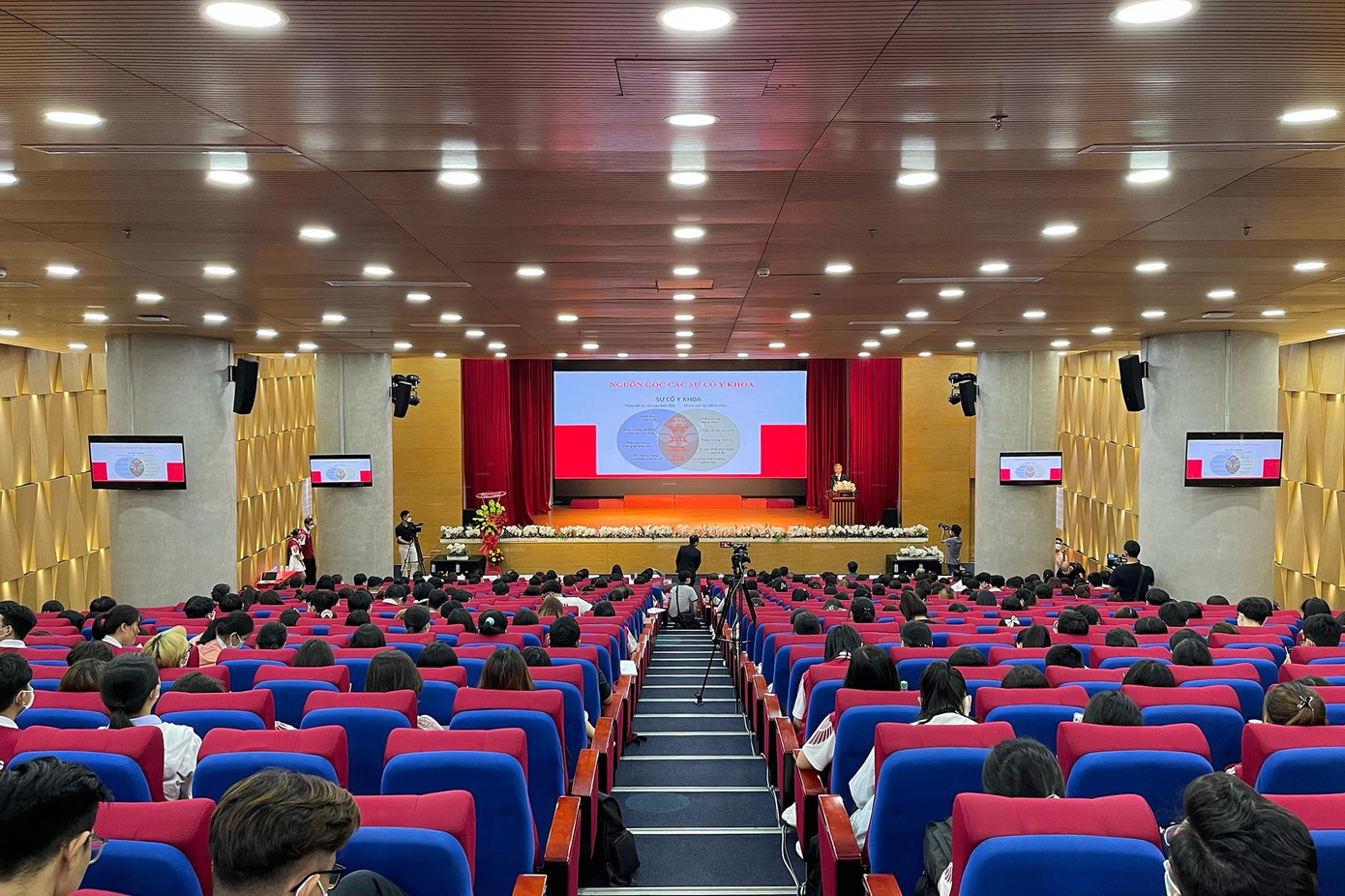 Hội thảo đã nhận được sự quan tâm của các chuyên gia từ các tỉnh thành và 500 bạn sinh viên Hội thảo đã nhận được sự quan tâm của các chuyên gia từ các tỉnh thành và 500 bạn sinh viên