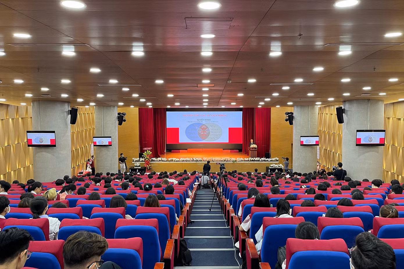 Hội thảo đã nhận được sự quan tâm của các chuyên gia từ các tỉnh thành và 500 bạn sinh viên