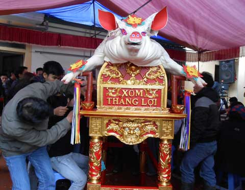 Người dân tập trung trang trí cho “ông lợn”. Mỗi “ông” nặng khoảng gần 2 tạ