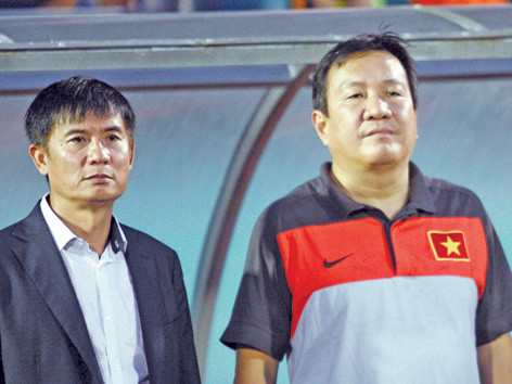 HLV Hoàng Văn Phúc (phải) và trưởng đoàn U23 VN Trương Hải Tùng. ảnh: VSI