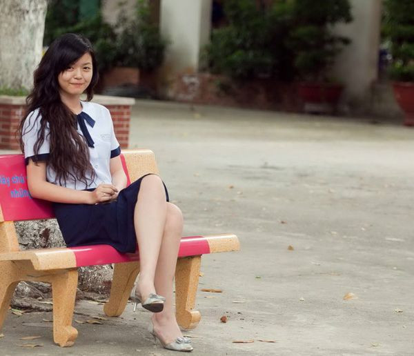 Tuy có đồng phục váy hiện đại nhưng nữ sinh Lê Quý Đôn vẫn giữ thói quen mặc áo dài ngày đầu tuần