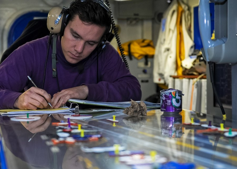 Đây là boong Ouija – một sự tò mò cho nhiều người – được sử dụng trong việc điều khiển các chuyến bay, theo dõi hoạt động liên tục của các máy bay có mặt trên tàu