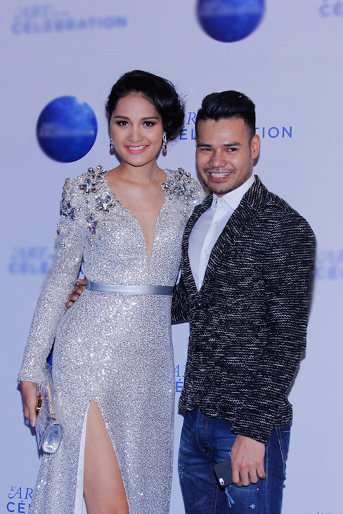 Hoa hậu đẹp nhất châu Á 2009 diện đầm ánh bạc xẻ đùi vô cùng kiêu sa và quyến rũ