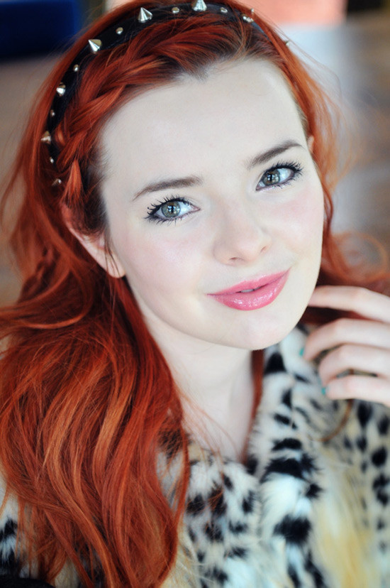 Cô nàng Park Ji Yeon (T-ara) cá tính với chiếc "băng đô tự do" "Giọng ca vàng" của xứ sở Kim chi IU cũng sở hữu Liberty headband "Hot blogger" thời trang Jane Andrige cá tính với băng đô đinh nhọn Nữ ca sĩ Fatcat gây ấn tượng khi sử dụng băng đô gai nhọn cho mái tóc