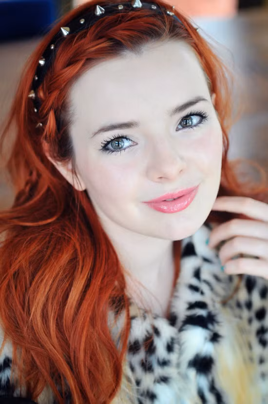 Cô nàng Park Ji Yeon (T-ara) cá tính với chiếc "băng đô tự do" "Giọng ca vàng" của xứ sở Kim chi IU cũng sở hữu Liberty headband "Hot blogger" thời trang Jane Andrige cá tính với băng đô đinh nhọn Nữ ca sĩ Fatcat gây ấn tượng khi sử dụng băng đô gai nhọn cho mái tóc