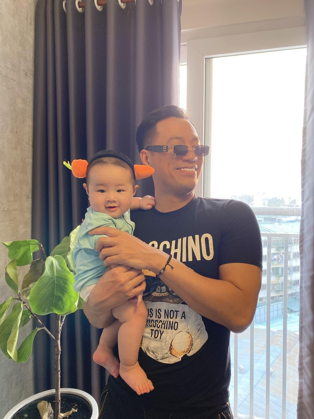 Ngoài đời, Quang Hòa lại là một người chồng quốc dân, thường xuyên được vợ khen chăm con giỏi.