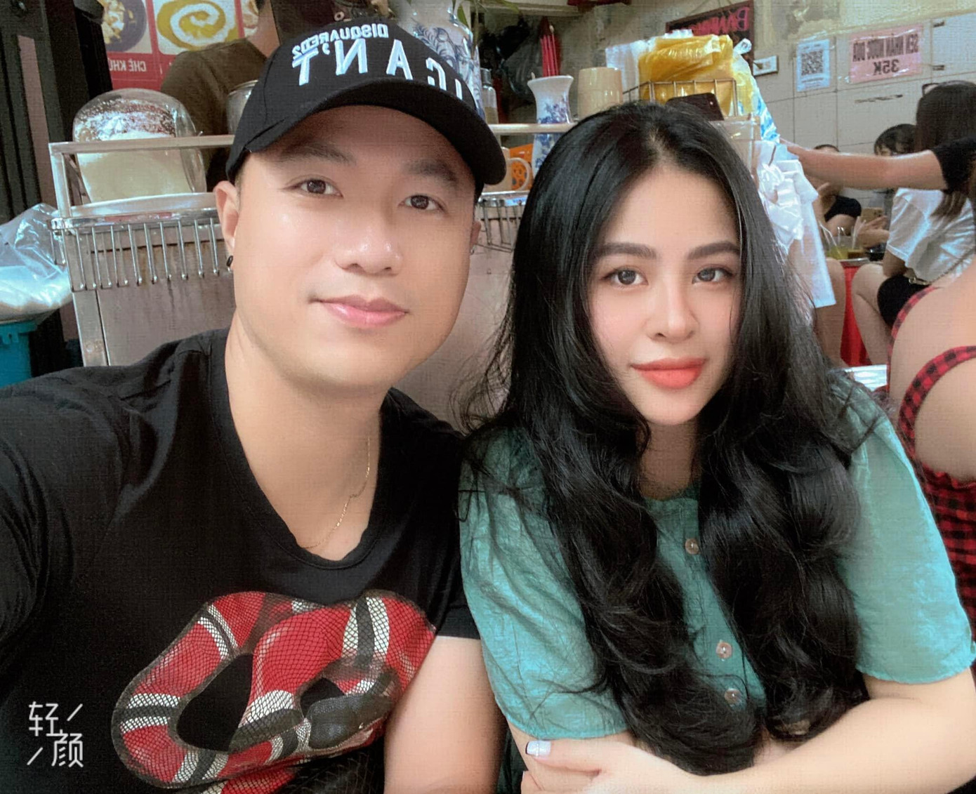 Quang Hòa và vợ trẻ.