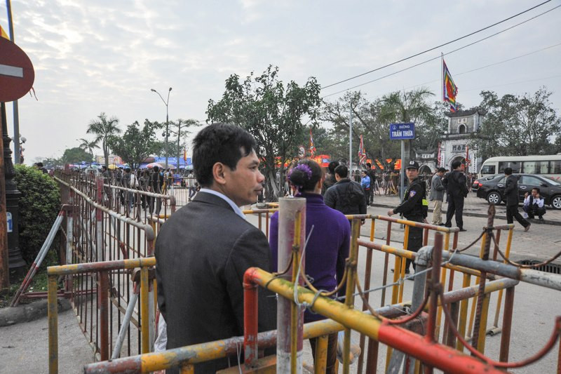 Hàng rào được lập trước cổng đền. Hàng rào được lập trước cổng đền