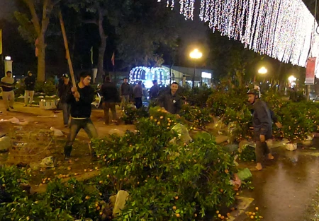 Vỉa hè tràn ngập quất