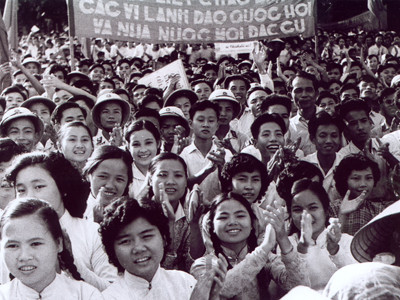 Tại quảng trường Nhà hát Lớn Hà Nội, thanh niên và nhân dân thủ đô Hà Nội mít tinh, nồng nhiệt chào mừng các vị lãnh đạo Quốc hội và Nhà nước vừa đắc cử tại Quốc hội khóa II