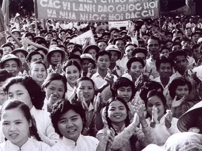 Tại quảng trường Nhà hát Lớn Hà Nội, thanh niên và nhân dân thủ đô Hà Nội mít tinh, nồng nhiệt chào mừng các vị lãnh đạo Quốc hội và Nhà nước vừa đắc cử tại Quốc hội khóa II