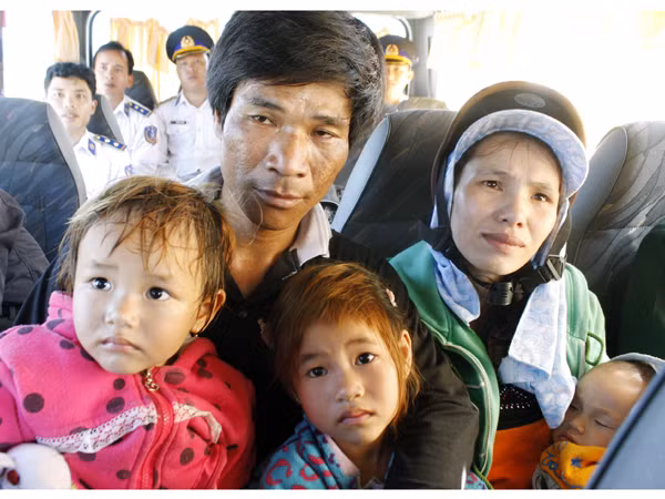Ngư dân Trần Văn Liệu cùng vợ con Ảnh: Nguyễn Thành 