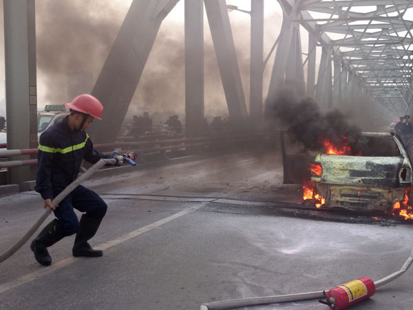 Lực lượng cứu hỏa bất lực