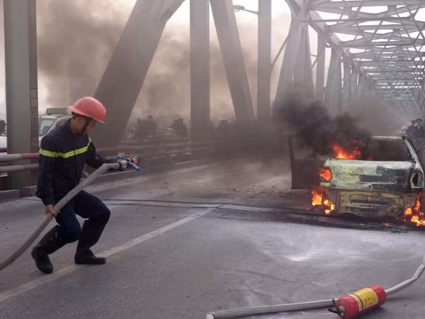 Lực lượng cứu hỏa bất lực