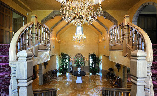 Đại sảnh thiết kế theo kiểu mái vòm... ...phòng làm việc... ...Phòng bếp sang trọng với bàn lát đá cẩm thạch và sàn gỗ ...phòng ngủ tràn ngập sắc tím