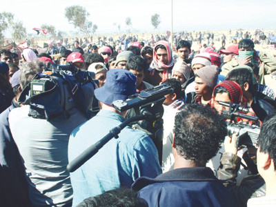 Nhà báo bị người nhập cư bao vây. Ảnh: Đình Thắng. Nhà báo bị người nhập cư bao vây Ảnh: Đình Thắng