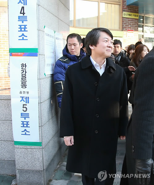 Cử tri đứng bên ngoài một điểm bỏ phiếu 