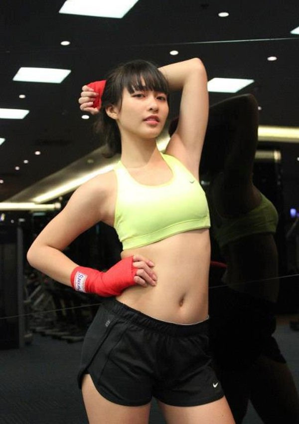Nổi lên trong hình ảnh của một boxing girl, cô gái thể thao đầy sức sống - Khả Ngân luôn nhận được nhiều lời tán dương khi khoe đường cong cơ thể trong trang phục tập gym. Cô đã đánh tan suy nghĩ của phái mạnh rằng con giá luôn lười vận động và ngại trải nghiệm các môn thể thao mạnh, có lẽ vì thế, Khả Ngân lại càng khiến mình đặc biệt hơn trong dàn hot girl váy áo điệu đà 