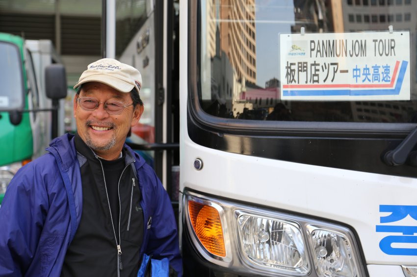 Ông Leland Sakai, một giáo viên nghỉ hưu đến từ bang Colorado (Mỹ) tươi cười trong chuyến du lịch ở vùng biên giới Triều Tiên