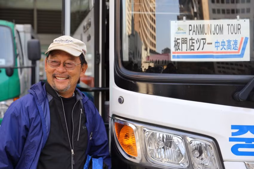 Ông Leland Sakai, một giáo viên nghỉ hưu đến từ bang Colorado (Mỹ) tươi cười trong chuyến du lịch ở vùng biên giới Triều Tiên