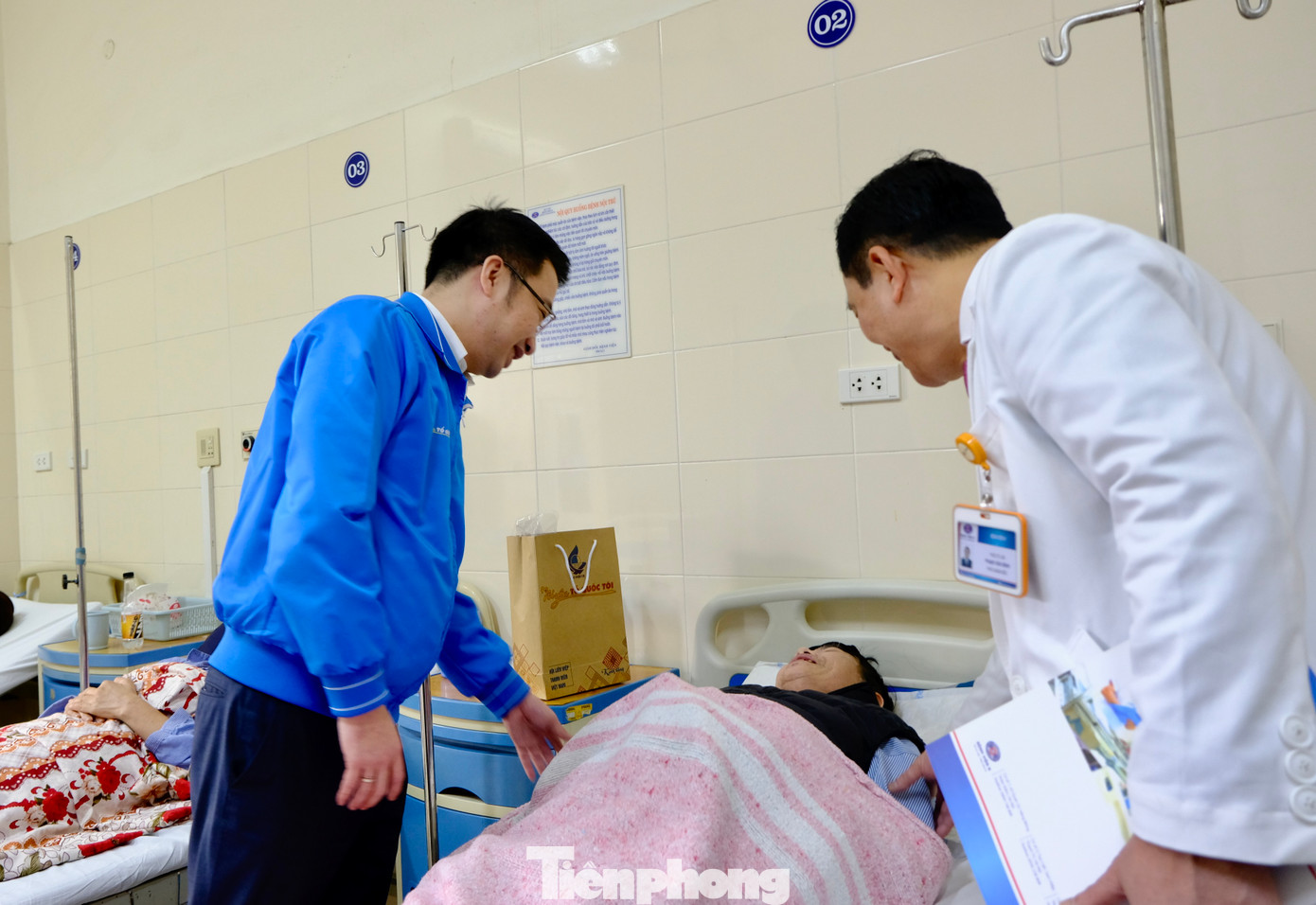 Trong khuôn khổ buổi gặp mặt, anh Lâm cũng thăm hỏi, động viên, khích lệ tinh thần và tặng quà cho các bệnh nhân có hoàn cảnh khó khăn khoa Ngoại bụng 1. Ảnh: Châu Linh Trong khuôn khổ buổi gặp mặt, anh Lâm cũng thăm hỏi, động viên, khích lệ tinh thần và tặng quà cho các bệnh nhân có hoàn cảnh khó khăn khoa Ngoại bụng 1. Ảnh: Châu Linh