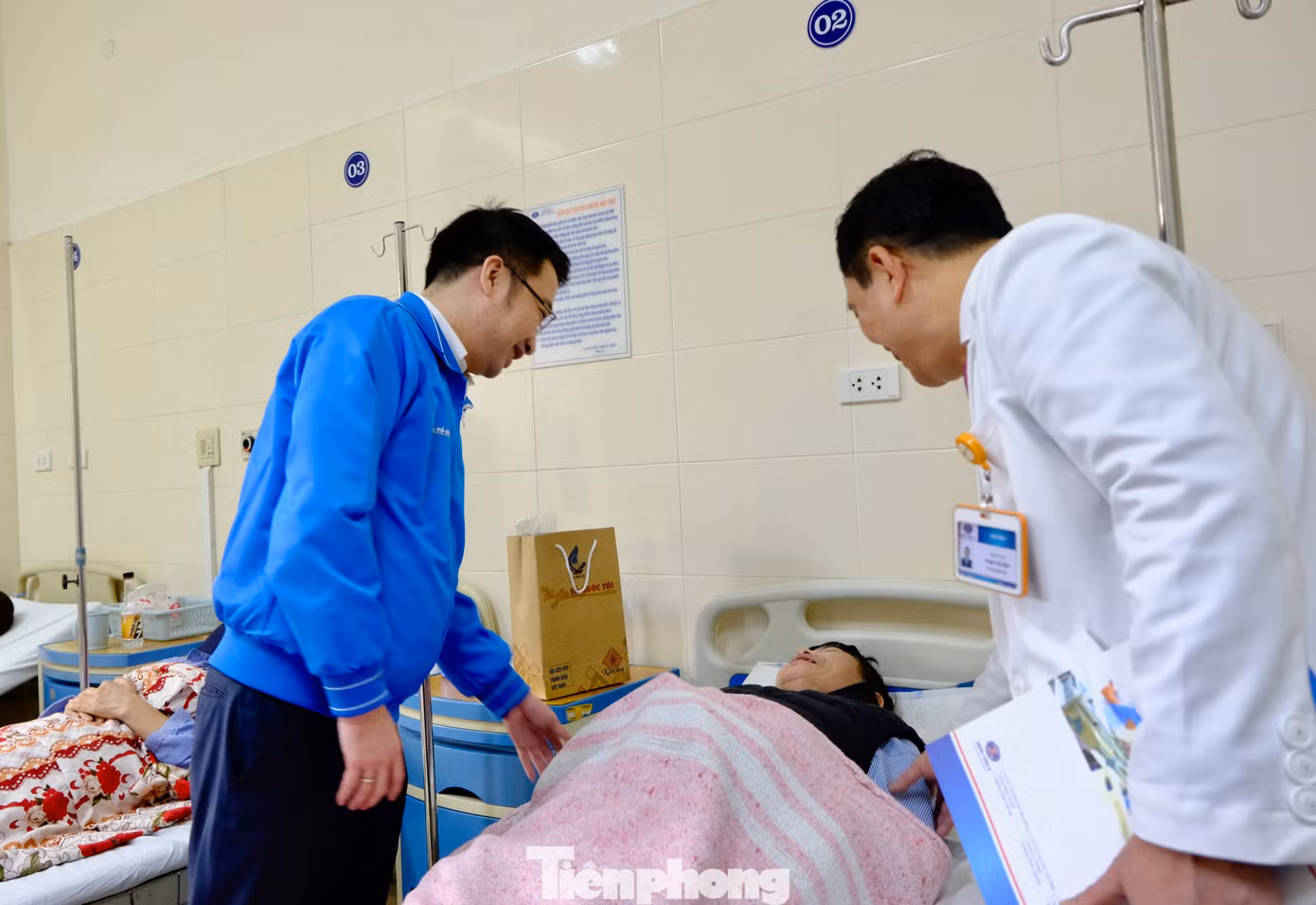 Trong khuôn khổ buổi gặp mặt, anh Lâm cũng thăm hỏi, động viên, khích lệ tinh thần và tặng quà cho các bệnh nhân có hoàn cảnh khó khăn khoa Ngoại bụng 1. Ảnh: Châu Linh Trong khuôn khổ buổi gặp mặt, anh Lâm cũng thăm hỏi, động viên, khích lệ tinh thần và tặng quà cho các bệnh nhân có hoàn cảnh khó khăn khoa Ngoại bụng 1. Ảnh: Châu Linh