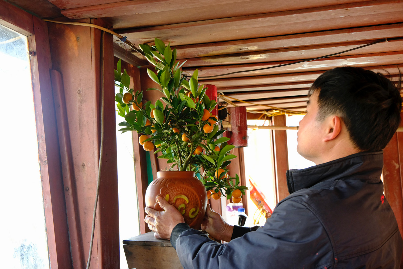 Ngư dân Đặng Trọng Hòa (quê ở Thanh Hoá) nhận món quà Tết ý nghĩa từ Bộ Tư lệnh Vùng 1 Hải quân. Ảnh: Châu Linh