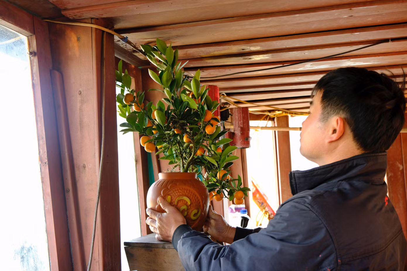 Ngư dân Đặng Trọng Hòa (quê ở Thanh Hoá) nhận món quà Tết ý nghĩa từ Bộ Tư lệnh Vùng 1 Hải quân. Ảnh: Châu Linh