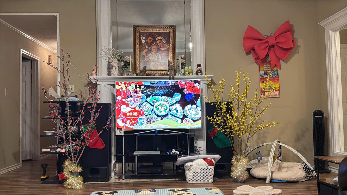 Không khí Tết trong phòng khách nhà Thu An. Không khí Tết trong phòng khách nhà Thu An.