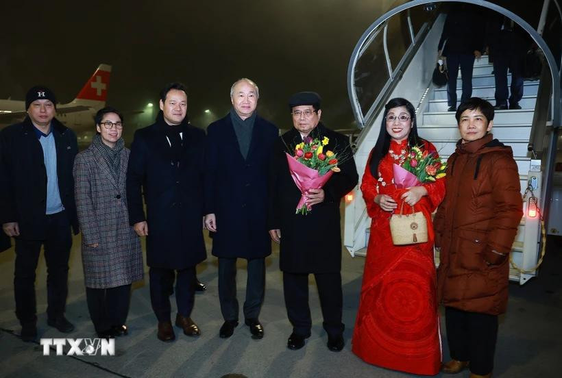 Cán bộ, nhân viên Đại sứ quán Việt Nam tại Thụy Sĩ đón Thủ tướng Phạm Minh Chính và Phu nhân tại sân bay Zurich. (Ảnh: Dương Giang/TTXVN)