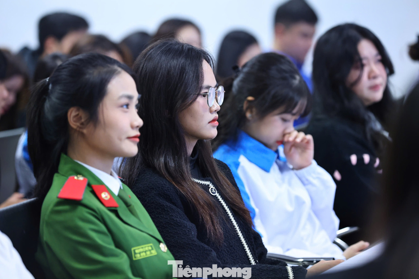 Tọa đàm được tổ chức với hình thức trực tiếp kết hợp với trực tuyến. Tọa đàm được tổ chức với hình thức trực tiếp kết hợp với trực tuyến.