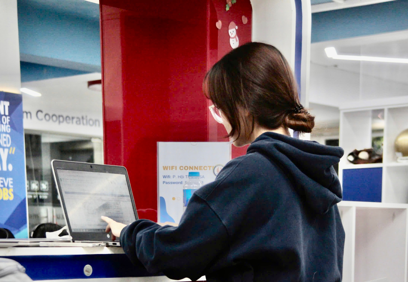 Holiday click-off là hiện tượng bồn chồn, nôn nao, kém tập trung trước mọi kỳ nghỉ lễ, Tết. Ảnh: Phương Lâm Holiday click-off là hiện tượng bồn chồn, nôn nao, kém tập trung trước mọi kỳ nghỉ lễ, Tết. Ảnh: Phương Lâm