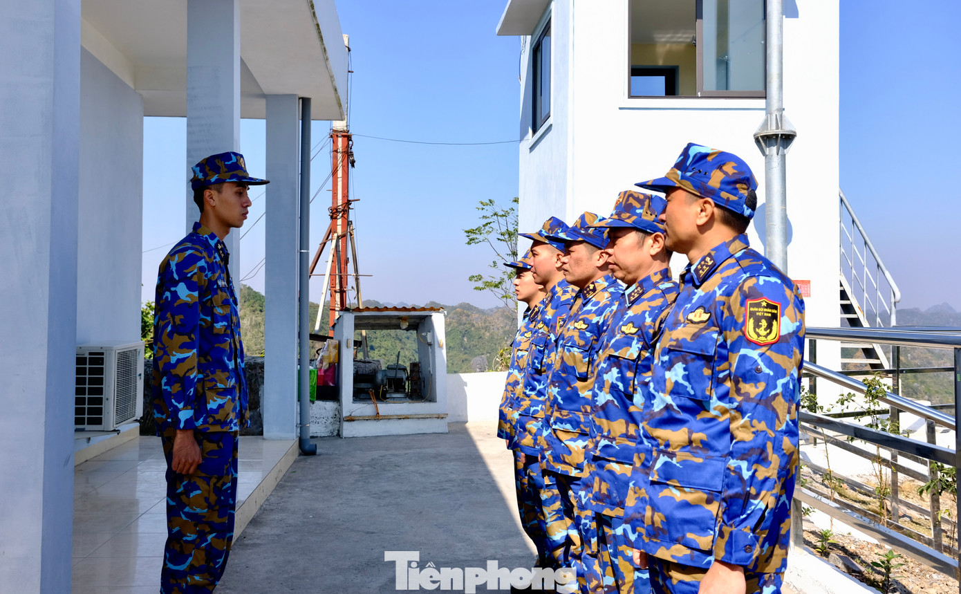 Cán bộ, chiến sĩ Trạm radar 495, Trung đoàn 151, Vùng 1 Hải quân đang miệt mài ngày đêm bám trụ, duy trì kíp trực sẵn sàng chiến đấu, lặng thầm quan sát, đảm bảo an toàn cho Tổ quốc. Ảnh: Châu Linh Cán bộ, chiến sĩ Trạm radar 495, Trung đoàn 151, Vùng 1 Hải quân đang miệt mài ngày đêm bám trụ, duy trì kíp trực sẵn sàng chiến đấu, lặng thầm quan sát, đảm bảo an toàn cho Tổ quốc. Ảnh: Châu Linh