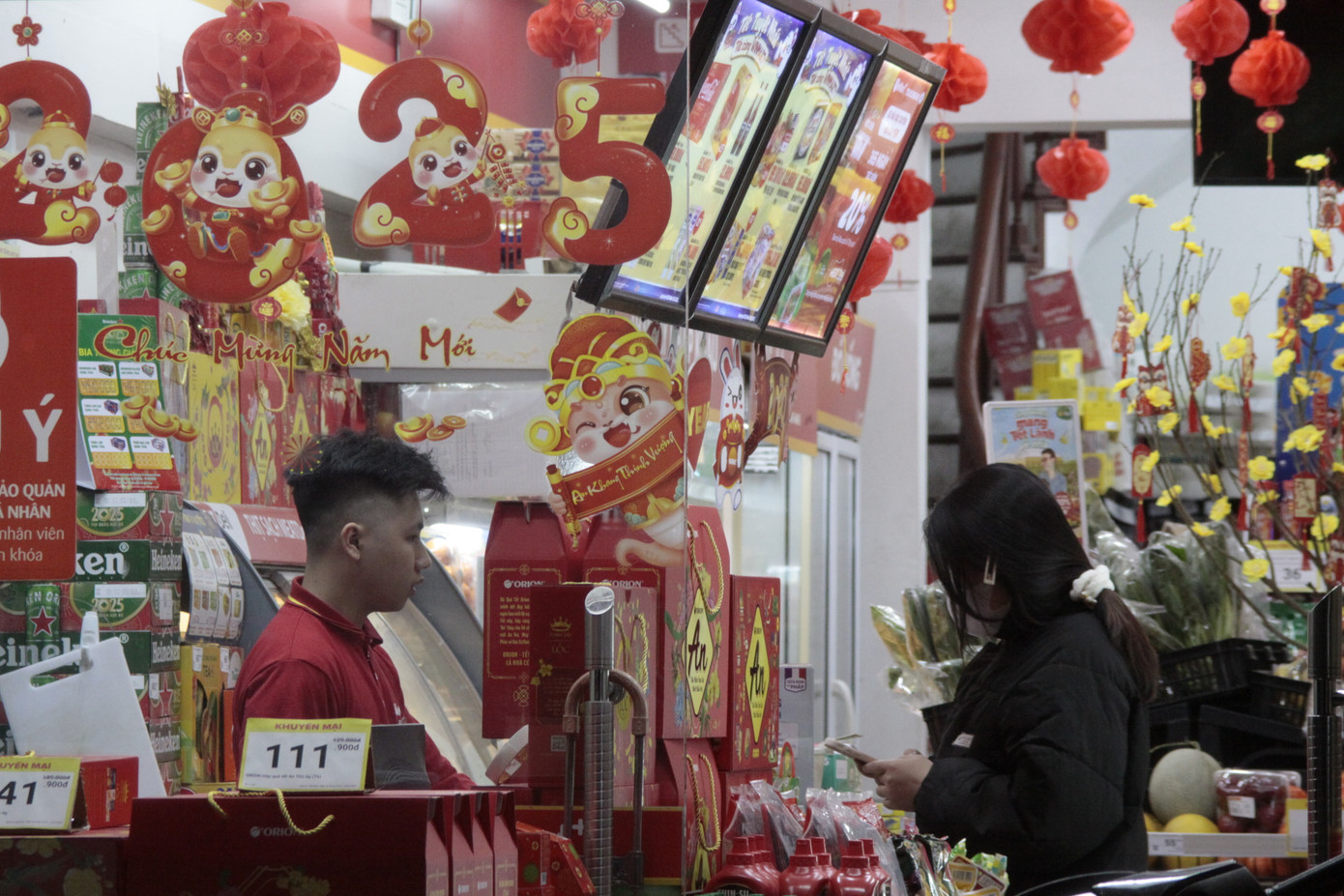 Nhiều người trẻ làm 2 - 3 việc cùng lúc để kiếm thêm tiền tiêu Tết. Ảnh: Phương Lâm